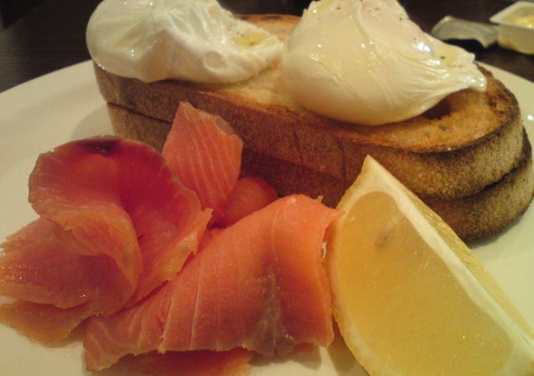 Receta-para-hacer-tostados-o-tapas-de-salmon-rosado-ahumado-queso-crema-y-jamon-crudo-serrano-El-Portal-del-Chacinado