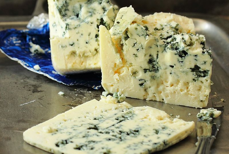 Queso-Roquefort-AOC – Uno-de-los-quesos-más-caros-El-Portal-del-Chacinado